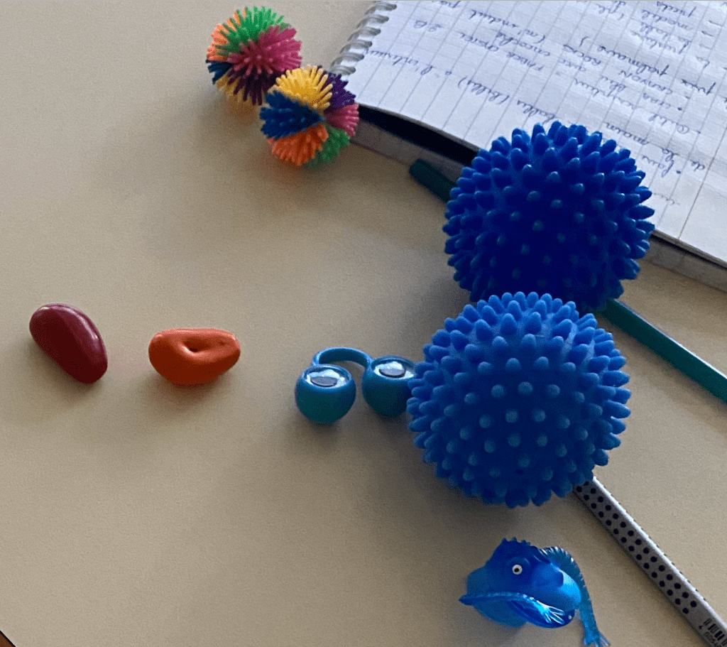 Expérimenter les exercices de motricité fine permettant l'entrée dans l'écriture cursive par les enseignants en cours de formation